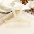 Detail der cremefarbenen Haarklammer mit Goldfeder auf elegantem weißem Seidenhintergrund - 11cm / Milchweiß