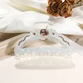 Detalle de la pinza para el cabello de 9cm irisada con flor blanca y diamantes rosa - Mediano / Azul