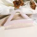 Detailaufnahme einer großen hellrosa Haarklammer mit feinem Glitzer-Finish - Fleischrosa