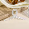 Detalle de la pinza de pelo en color caramelo con perlas y acabado de láser - Plateado