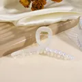 Detalle de pinza para el pelo en organza color caramelo con perlas y muelle dorado - Blanco lechoso