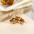 Elegante amberkleurige acryl bloem haarklem met strass steentjes voor dames kapsels - Brons