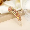 Detailansicht der Aurora-Acryl-Bananenspange mit Strasssteinen und Blumenmotiven - Khaki