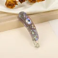 Dettaglio macro del fermaglio a banana viola cangiante con fiori di strass e accenti di cristallo - Grigio