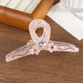 Detailaufnahme der rosa Haarklammer mit Herz-Kristall und floralem Strassbesatz - Rosa