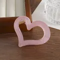 Dettaglio molletta per capelli a cuore rosa traslucido con molla in metallo dorato - Rosa