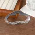 Détail d'une pince à cheveux minimaliste gris dégradé avec un design ondulé élégant - Gris Dégradé