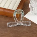 Detalle de pinza de pelo transparente con lazo mostrando dientes antideslizantes y muelle - Azul