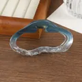 Détail d'une pince à cheveux dégradé bleu et transparent avec ressort en métal doré - Bleu Dégradé