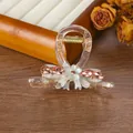 Dettaglio di una pinza per capelli champagne con cristalli e fiocco in pizzo - Verde