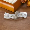 Dettaglio del fermaglio per capelli in acetato marmorizzato con strass e gemme colorate - Grigio Scuro e Grigio Chiaro