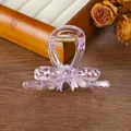 Dettaglio di una pinza per capelli color lavanda con fiocco, fiore e cristalli rosa - Viola