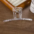 Detail einer großen transparenten Haarklammer mit elegantem grauen Tintenmuster - Grau