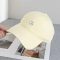 Dettaglio del berretto da baseball in cotone giallo con ricamo di occhi di cartone animato - Regolabile / Giallo