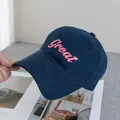 Dettaglio del ricamo rosa lettere Great su un cappellino da baseball in tela blu scuro - Regolabile / Blu navy