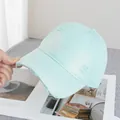 Dettaglio del cappellino verde menta con ricamo Smile ed effetto invecchiato - Regolabile / Verde