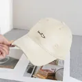 Dettaglio del ricamo Smile su un cappellino da baseball beige con effetto invecchiato - Regolabile / Cachi