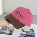 Detalle de gorra de béisbol bicolor con corona rosa, visera marrón y bordado Belmont - Ajustable / Rosa intenso