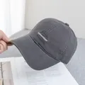 Gedetailleerd borduursel op donkergrijze canvas baseballcap op een tijdschrift - Verstelbaar / donkergrijs