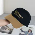 Detalle de gorra de béisbol bicolor negro y marrón con bordado Belmant dorado y costuras - Ajustable / Negro