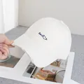 Dettaglio cappello da baseball in cotone invecchiato con ricamo Smile e bordo usurato - Regolabile / Bianco Sporco