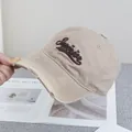 Dettaglio cappellino vintage kaki con ricamo Superior e finiture effetto consumato retrò - Regolabile / Cachi