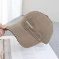 Detail van kaki katoenen baseballpet met borduursel en stiksels op de klep van de pet - Verstelbaar / Khaki