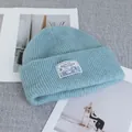 Dettaglio della trama in maglia a coste azzurra e etichetta in tessuto del cappello - Elasticizzato / Blu