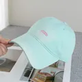 Detail einer minzgrünen Baseballkappe mit weißem California-Schriftzug Stickerei - Verstellbar / Grün