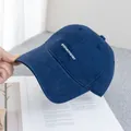 Detailopname van het zijprofiel van een donkerblauwe katoenen honkbalpet met borduursel - Verstelbaar / Marineblauw