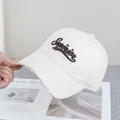 Dettaglio cappellino vintage beige in tela con visiera consumata e ricamo Superior - Regolabile / Bianco Sporco