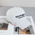 Detail der weißen Vintage-Baseballkappe mit Distressed-Krempe und schwarzer Stickerei - Verstellbar / Gebrochenes Weiß