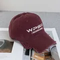 Dettaglio del ricamo usurato sul berretto da baseball bordeaux con scritte WPSO - Regolabile / Borgogna