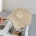 Detailansicht der California-Stickerei auf einer Vintage-Baseballkappe im Used-Look - Verstellbar / Khaki