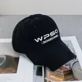 Dettaglio della visiera consumata e ricamo bianco su un cappellino da baseball vintage nero - Regolabile / Nero