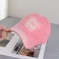 Detailansicht der rosa Vintage-Baseballcap mit California-Stickerei und weichem Schirm - Verstellbar / Rosa