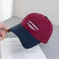 Detalle del bordado CERTAMENTE en gorra de béisbol de algodón burdeos y azul marino - Ajustable / Burdeos