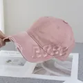 Detalle de la gorra rosa vintage con bordado ROSE en 3D y bordes desgastados deshilachados - Ajustable / Rosa