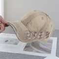 Macro λεπτομέρεια από χακί vintage καπέλο με κέντημα ROSE 3D και σκισμένες άκρες - Ρυθμιζόμενο / Χακί