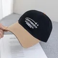 Dettaglio del ricamo ad alta densità su cappellino bicolore con scritte dettagliate - Regolabile / Nero