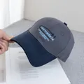 Dettaglio del ricamo di qualità su un cappellino da baseball vintage grigio e blu - Regolabile / Grigio