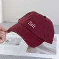 Dettaglio del cappellino da baseball bordeaux in cotone con ricamo Salt e design morbido - Regolabile / Borgogna