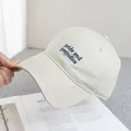 Primer plano del bordado Pride and Prejudice en una gorra de béisbol de algodón beige - Ajustable / Blanco Roto