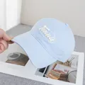 Gros plan sur la casquette en coton bleu clair avec broderie Tennis blanche élégante - Réglable / Bleu