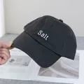 Détail de la broderie Salt sur la casquette de baseball en coton lavé gris anthracite - Réglable / Gris clair