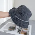 Dettaglio cappello bucket in denim grigio scuro con cordino regolabile e fermagli in metallo - Regolabile / Nero