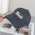 Gros plan détaillé de la casquette en coton gris anthracite avec broderie Tennis - Réglable / Gris clair