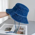 Dettaglio del cappello pescatore in denim blu lavato con fibbia in metallo e laccio antivento - Regolabile / Blu scuro