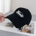 Gros plan sur une casquette Tennis en coton noir avec broderie blanche à la main - Réglable / Noir