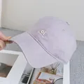 Primer plano de gorra lavanda con bordado blanco de oi y texto look at me - Ajustable / Morado